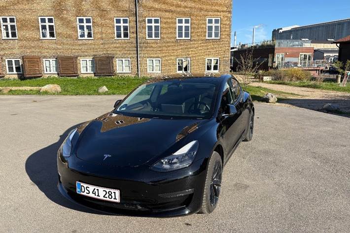 Sort Tesla Model 3 fra 2023