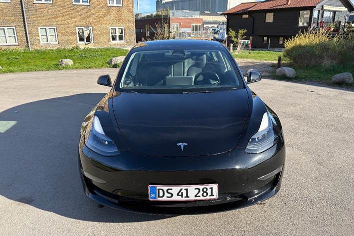 Sort Tesla Model 3 fra 2023