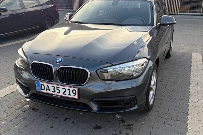 Grå BMW 118d fra 2018