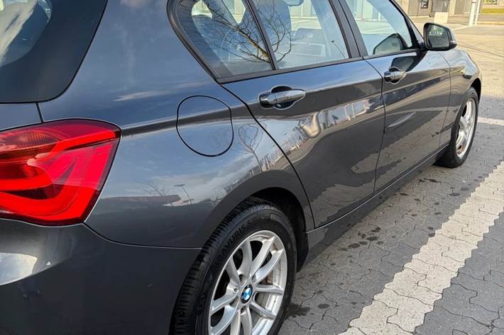 Grå BMW 118d fra 2018