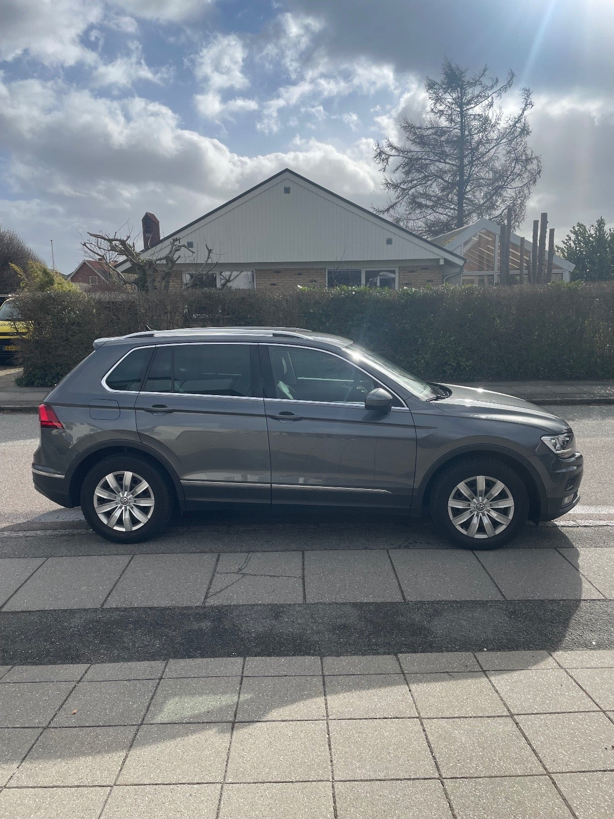 Grå VW Tiguan fra 2020