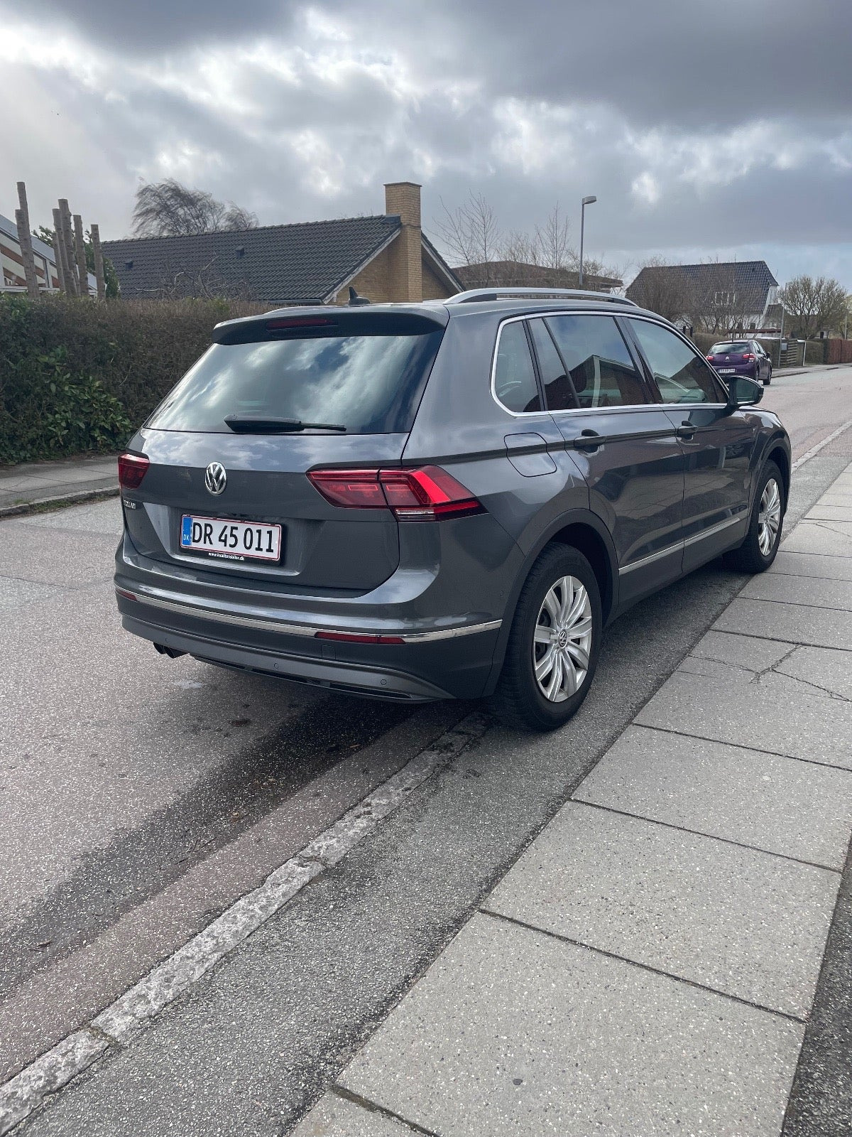 Grå VW Tiguan fra 2020