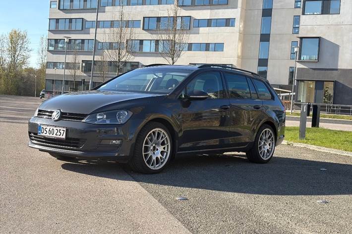Grå VW Golf VII fra 2014