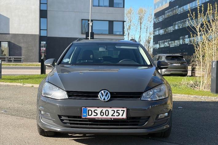 Grå VW Golf VII fra 2014