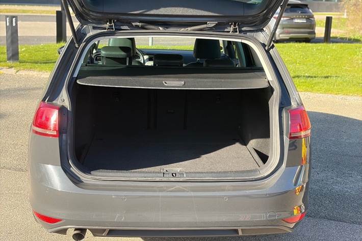 Grå VW Golf VII fra 2014