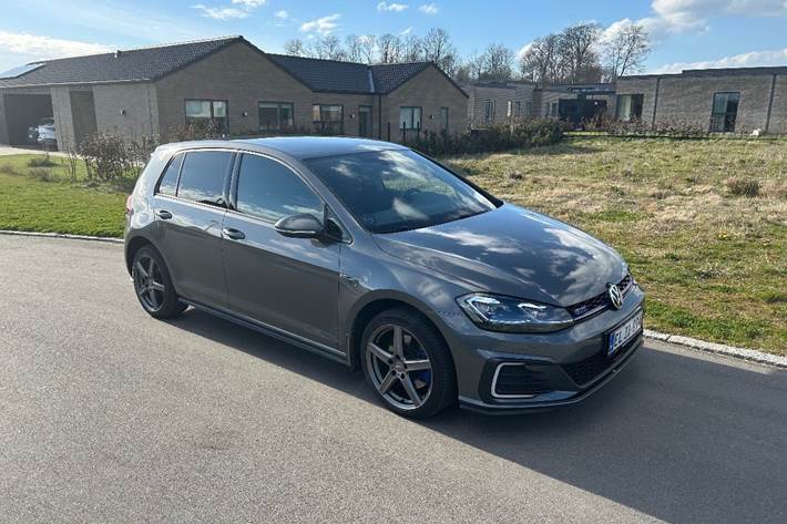Grå VW Golf VII fra 2020
