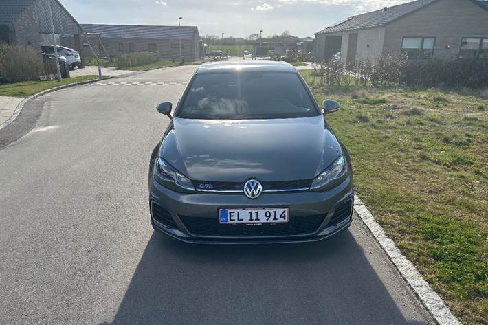 Grå VW Golf VII fra 2020