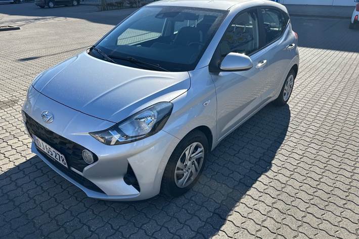 Sølv Hyundai i10 fra 2021