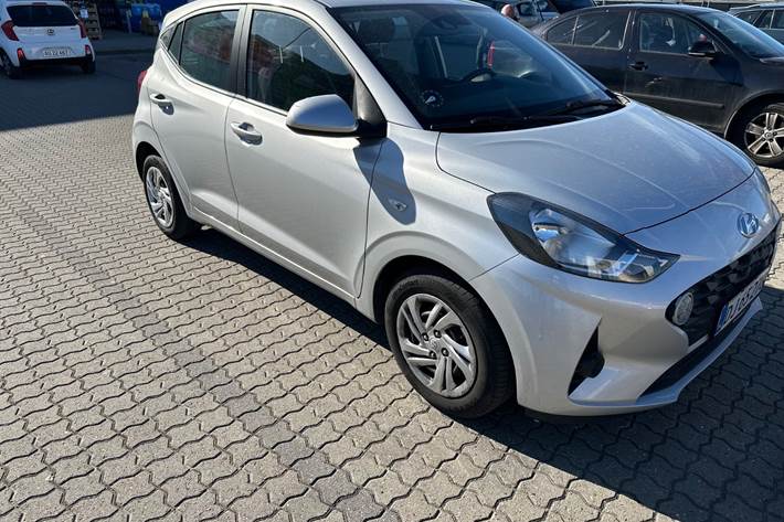 Sølv Hyundai i10 fra 2021