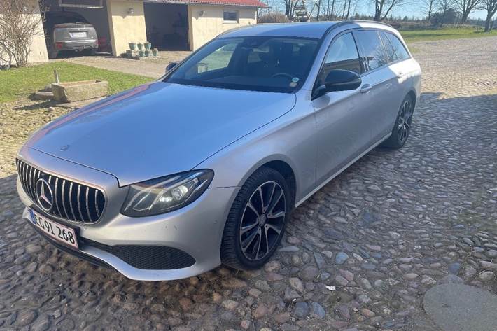 Grå Mercedes E220 d fra 2016