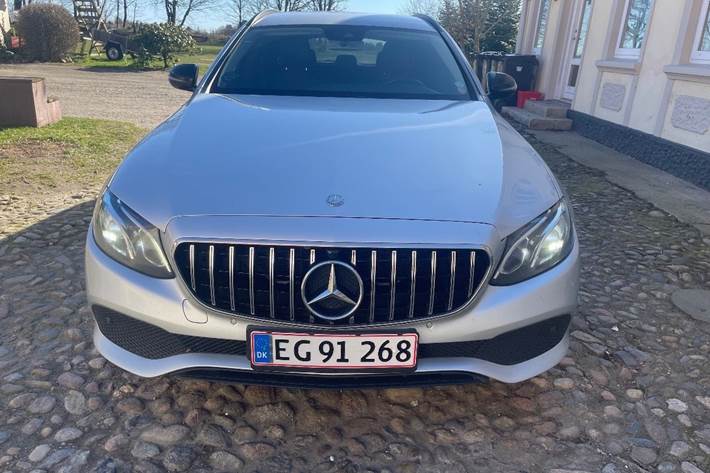 Grå Mercedes E220 d fra 2016