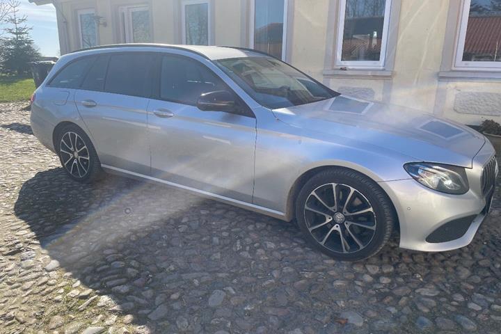 Grå Mercedes E220 d fra 2016