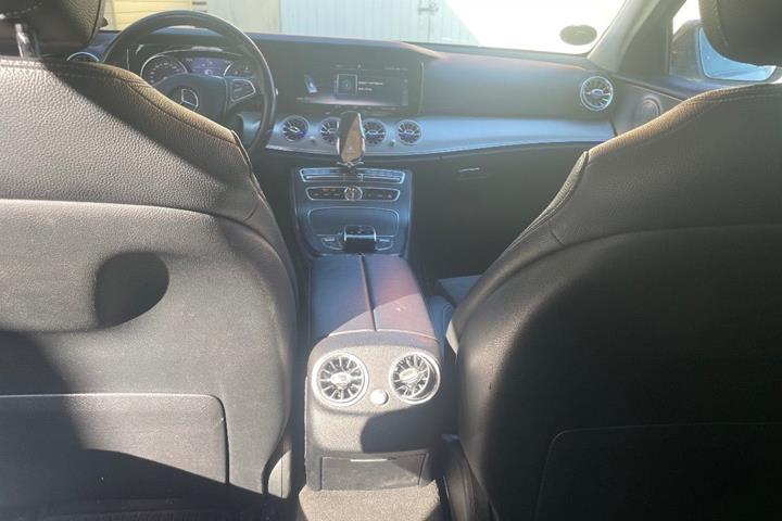Grå Mercedes E220 d fra 2016