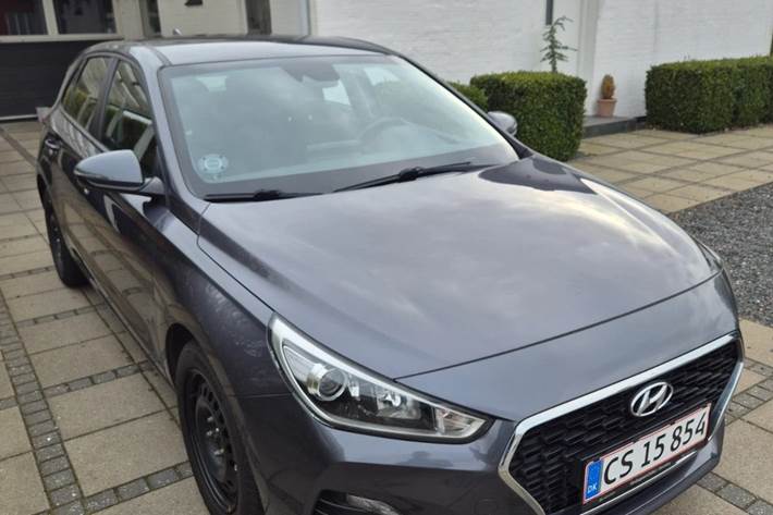 Grå Hyundai i30 fra 2020