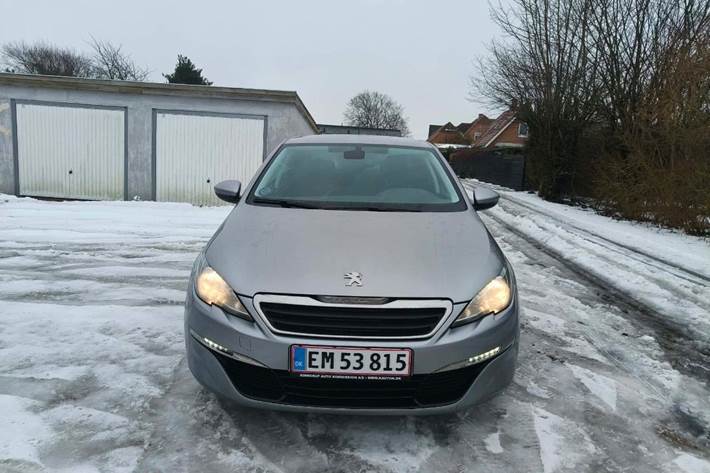 Grå Peugeot 308 fra 2017