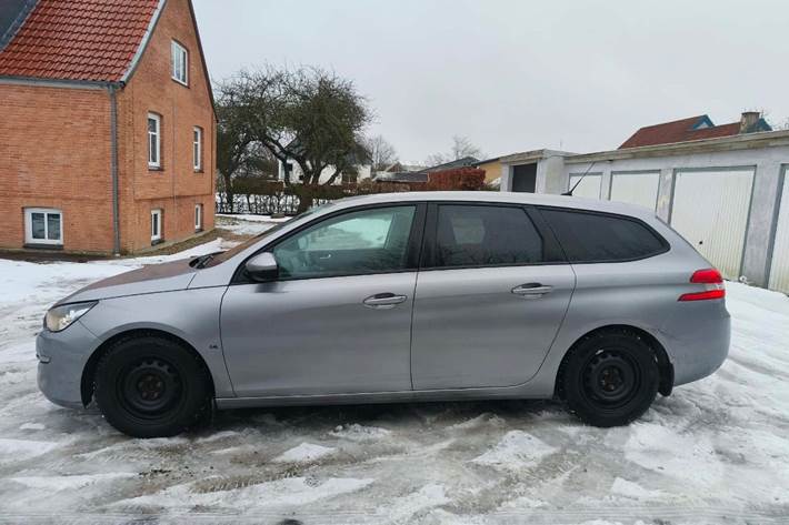 Grå Peugeot 308 fra 2017
