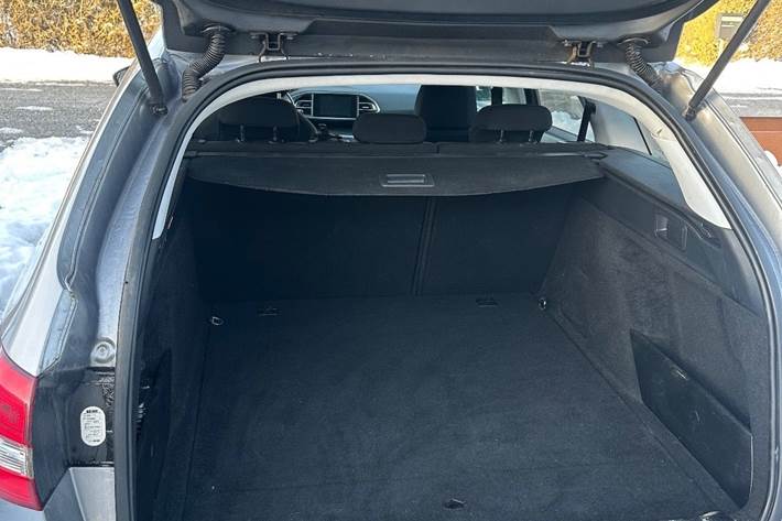 Grå Peugeot 308 fra 2017