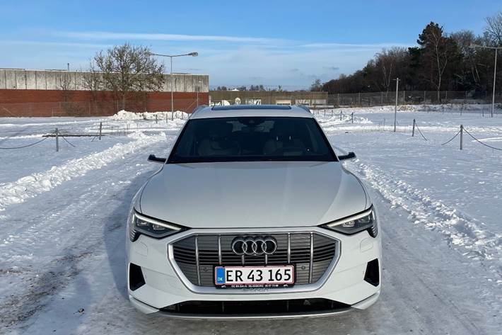 Hvid Audi e-tron fra 2020