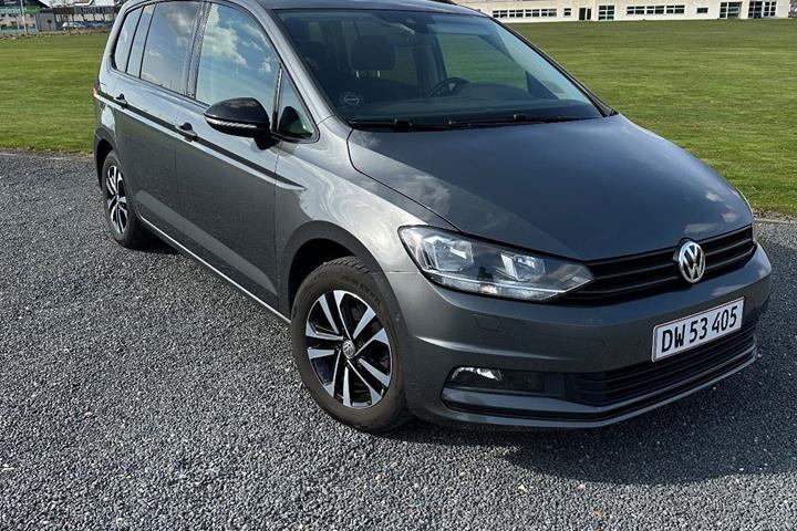 Grå VW Touran fra 2019 set udefra
