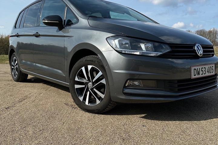 Grå VW Touran fra 2019