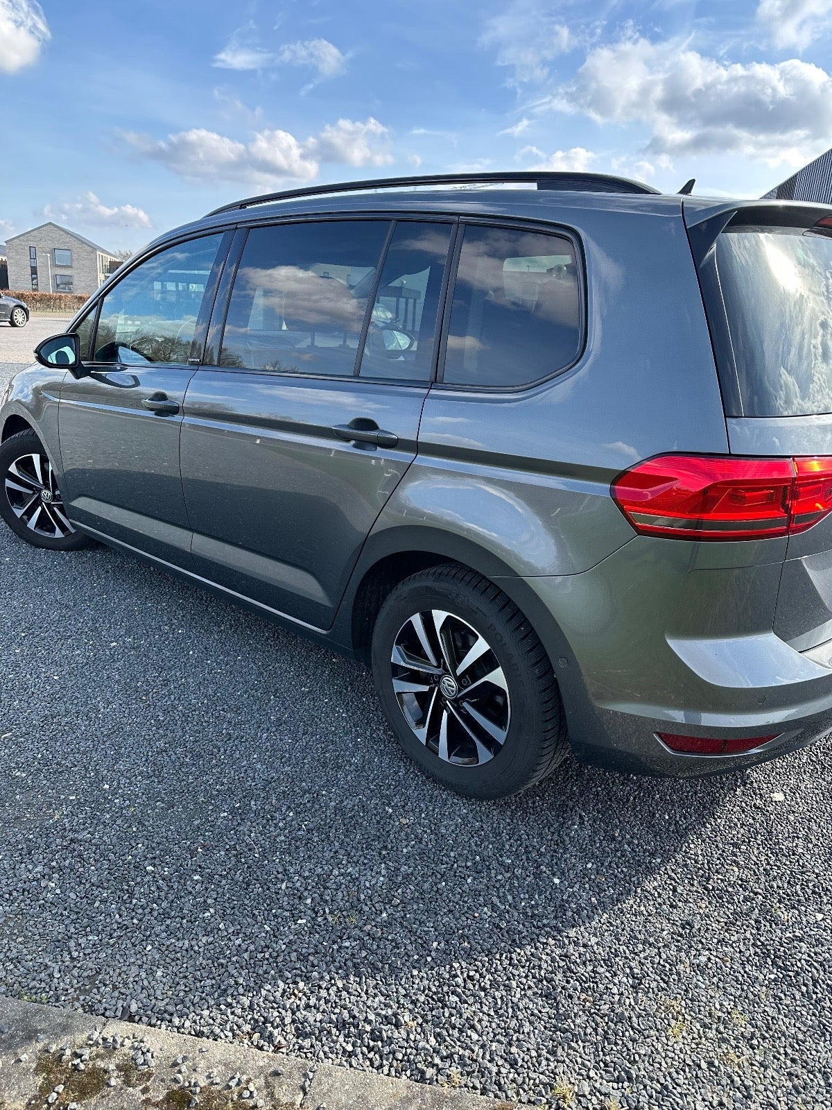 Grå VW Touran fra 2019