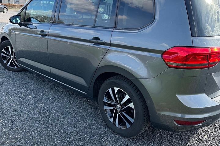 Grå VW Touran fra 2019