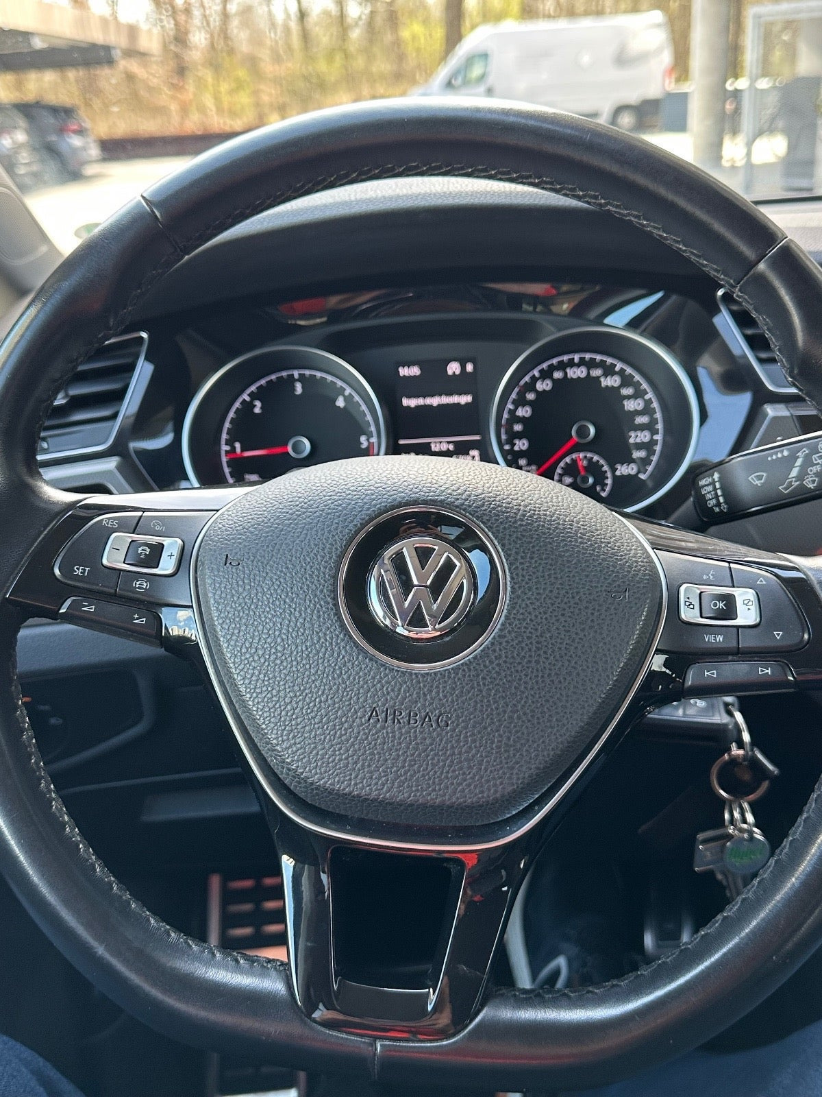 Grå VW Touran fra 2019