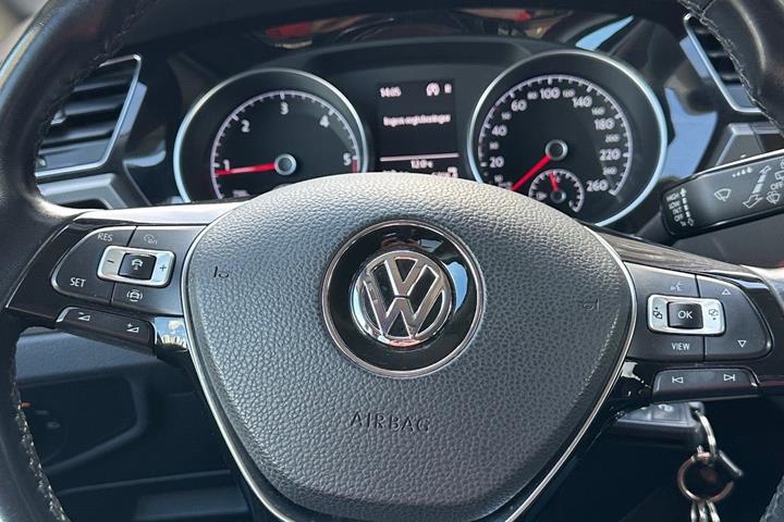 Grå VW Touran fra 2019