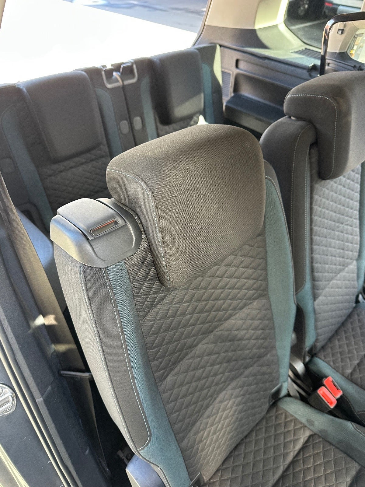 Grå VW Touran fra 2019