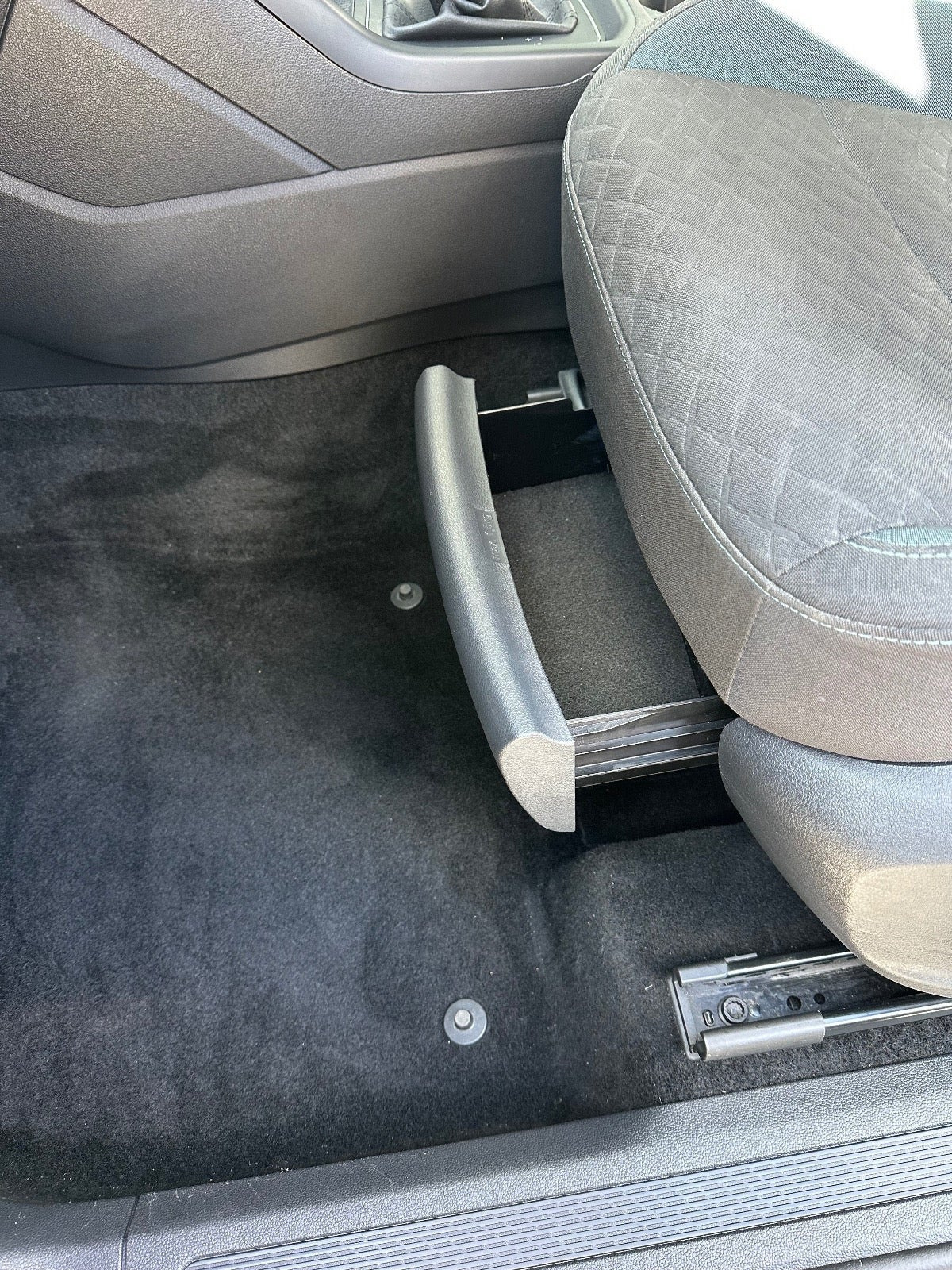 Grå VW Touran fra 2019