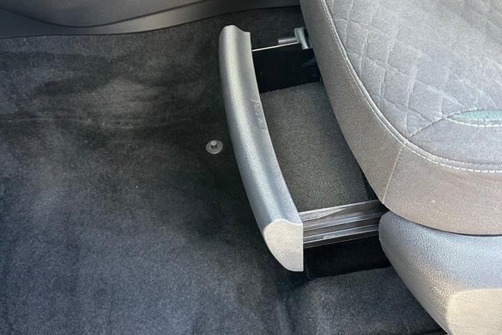 Grå VW Touran fra 2019