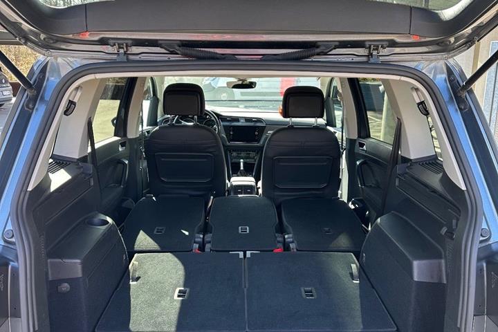 Grå VW Touran fra 2019
