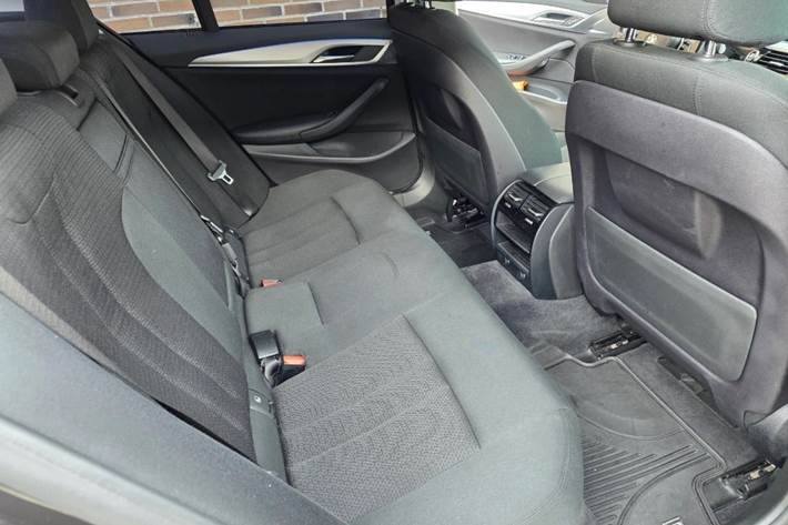 Grå BMW 520d fra 2018
