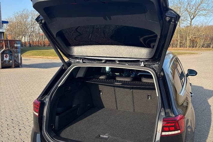 Sort VW Passat fra 2021