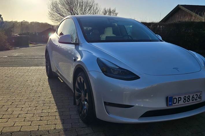 Hvid Tesla Model Y fra 2023