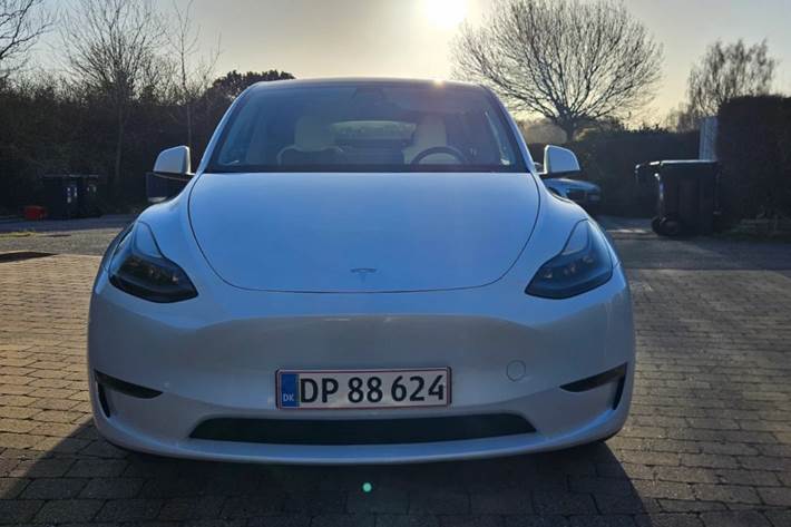 Hvid Tesla Model Y fra 2023