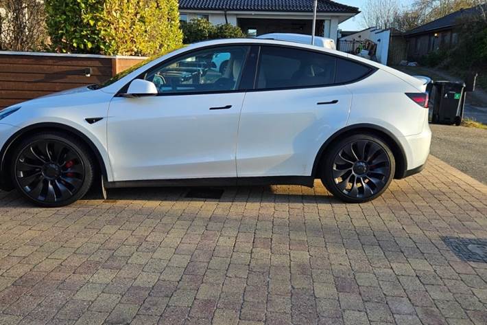 Hvid Tesla Model Y fra 2023