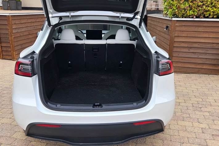 Hvid Tesla Model Y fra 2023