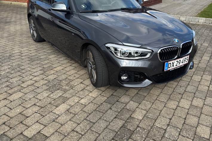 Grå BMW 118d fra 2019