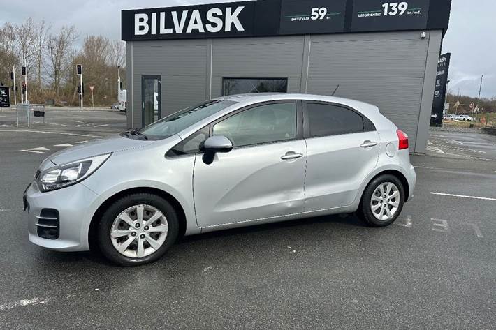 Grå Kia Rio fra 2015