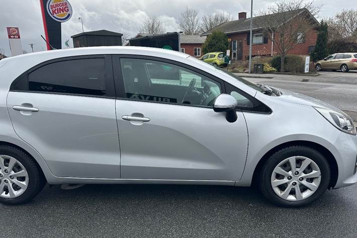 Grå Kia Rio fra 2015