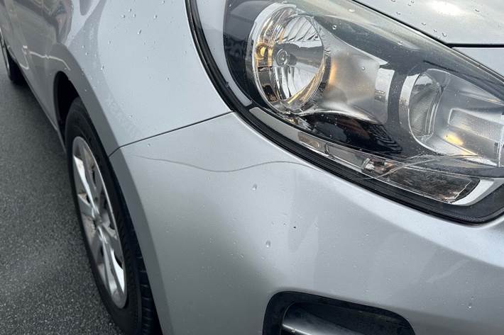 Grå Kia Rio fra 2015