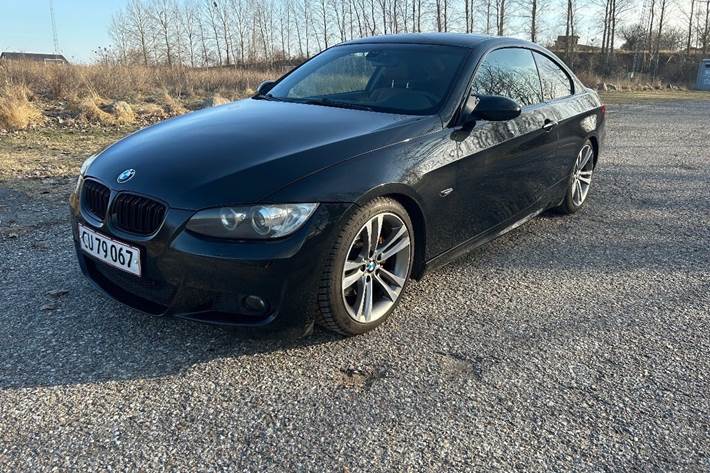 Sort BMW 325i fra 2008