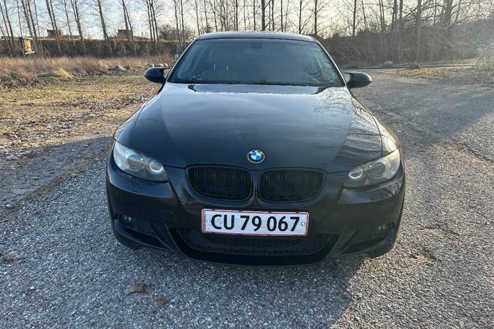 Sort BMW 325i fra 2008