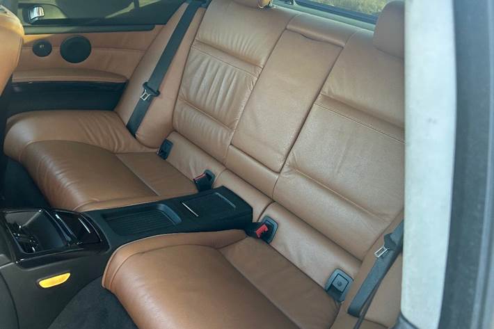 Sort BMW 325i fra 2008