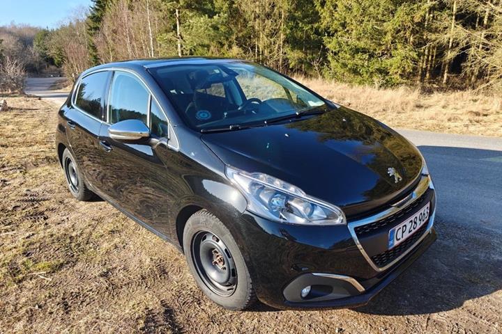 Sort Peugeot 208 fra 2019 set udefra