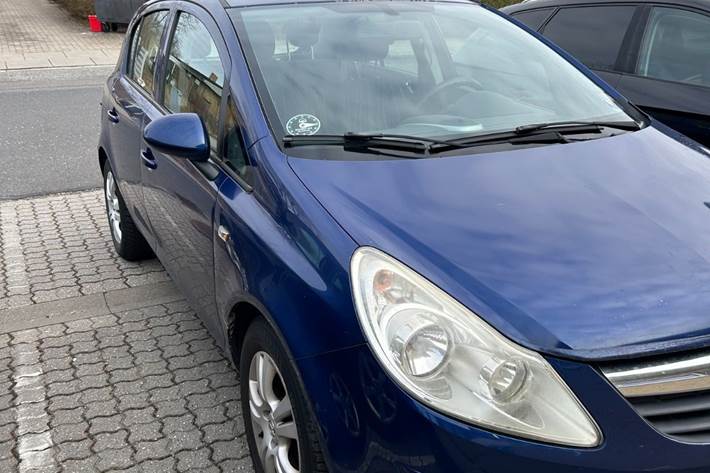 Blå Opel Corsa fra 2009