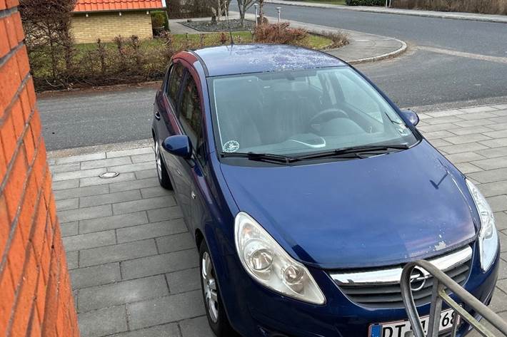 Blå Opel Corsa fra 2009
