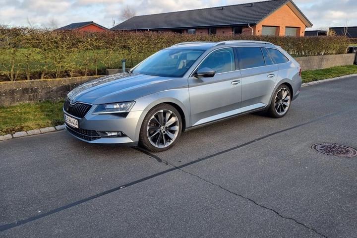 Grå Skoda Superb fra 2016