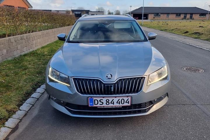 Grå Skoda Superb fra 2016